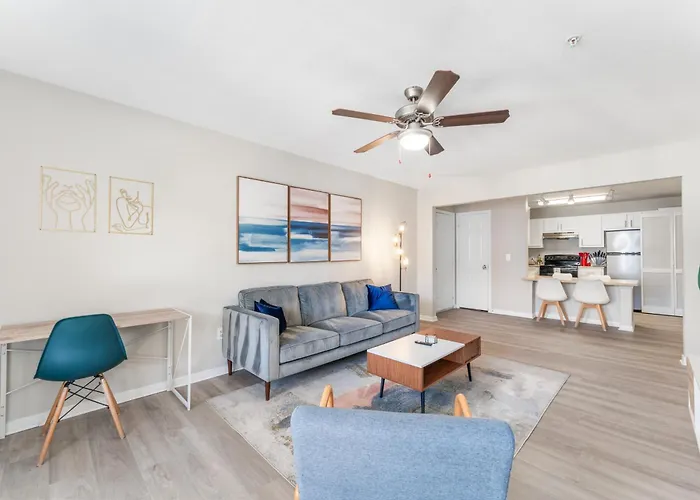 Spacious 2Br King Suites W Pool, Gym, Laundry - Close To Downtown