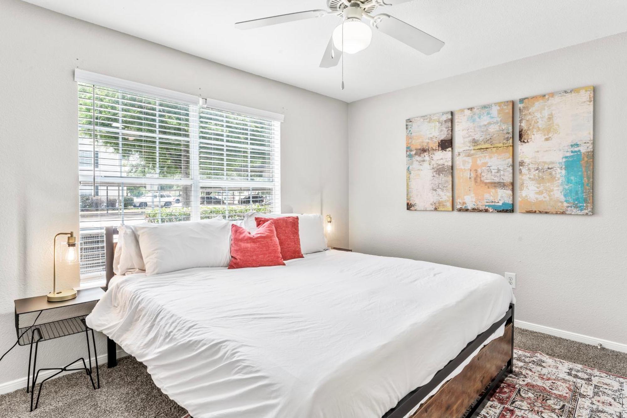 Spacious 2br King W Pool, Gym, Laundry - Close To Downtown Austin