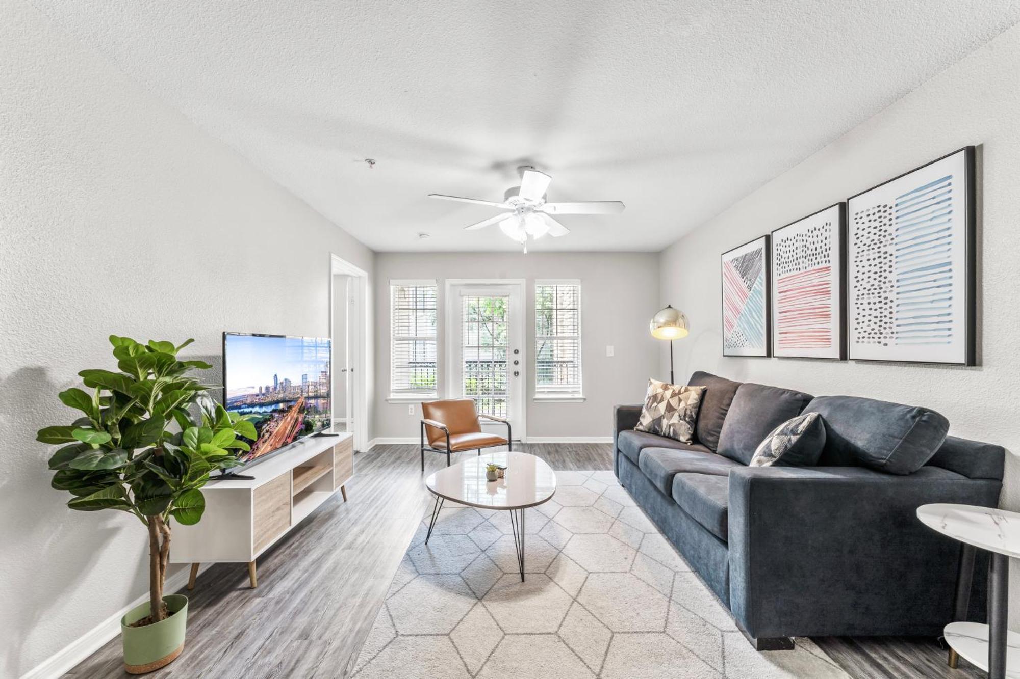 Spacious 2br King W Pool, Gym, Laundry - Close To Downtown Apartment Austin