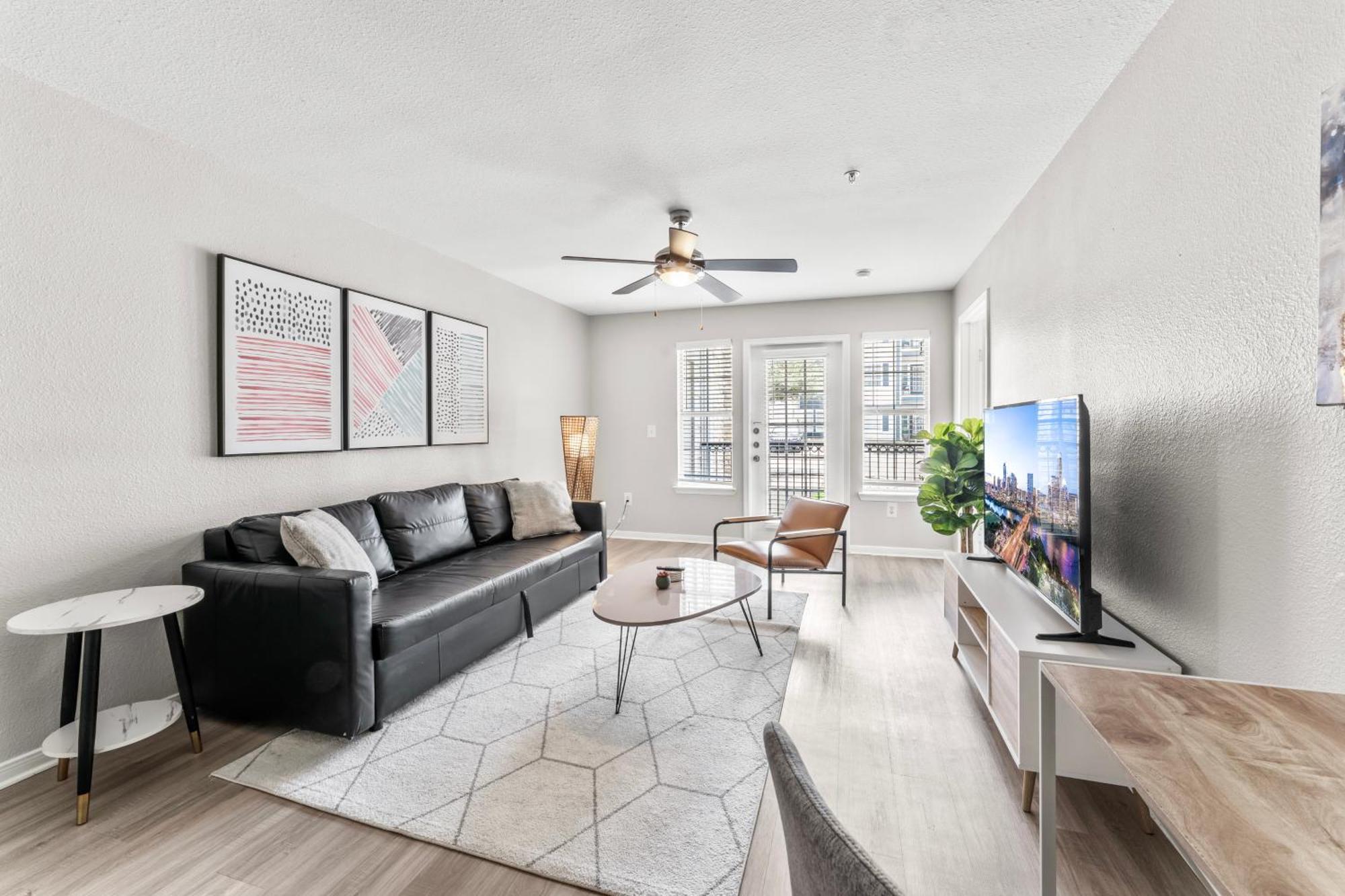 Spacious 2br King W Pool, Gym, Laundry - Close To Downtown Austin