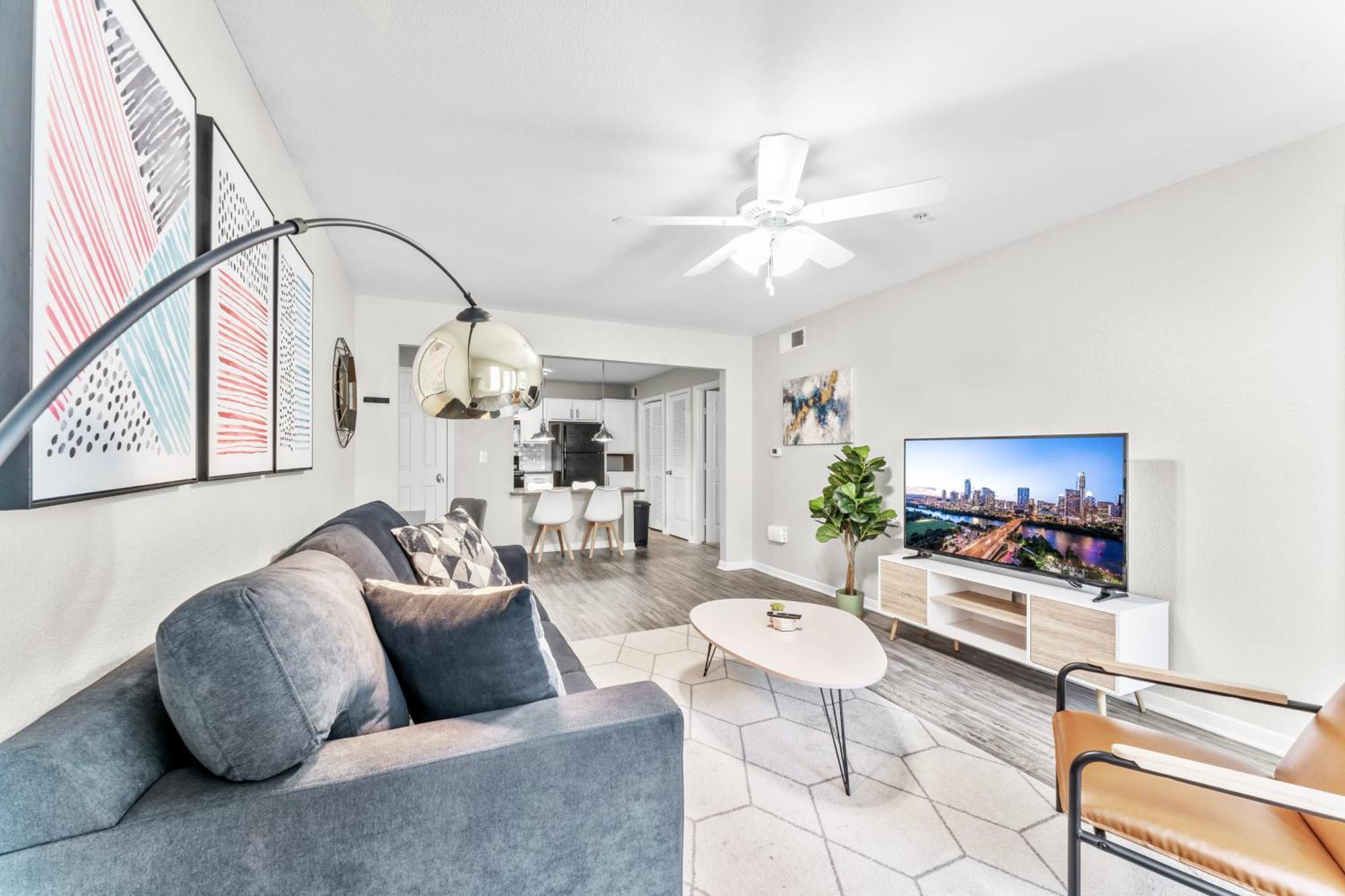 Apartment Spacious 2br King W Pool, Gym, Laundry - Close To Downtown