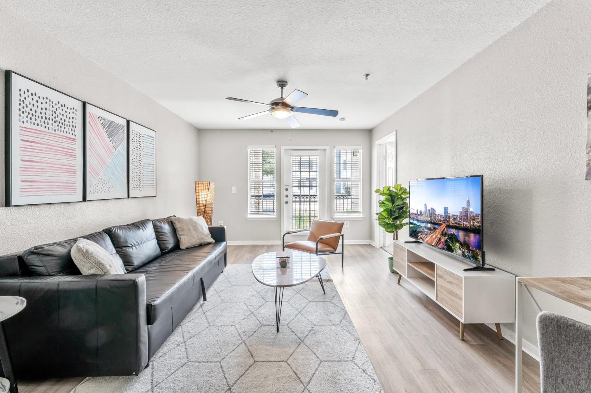Spacious 2br King W Pool, Gym, Laundry - Close To Downtown Apartment *