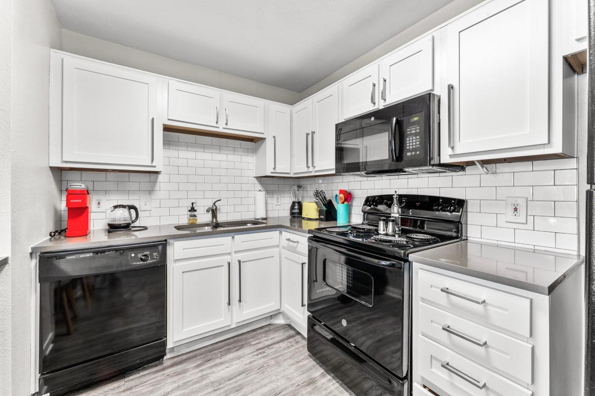 Spacious 2br King W Pool, Gym, Laundry - Close To Downtown